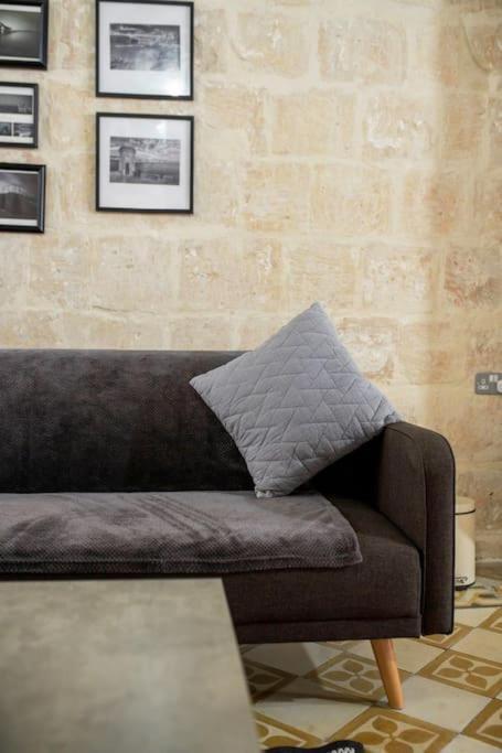 Chic, Stylish & Spacious Flat In Apartman