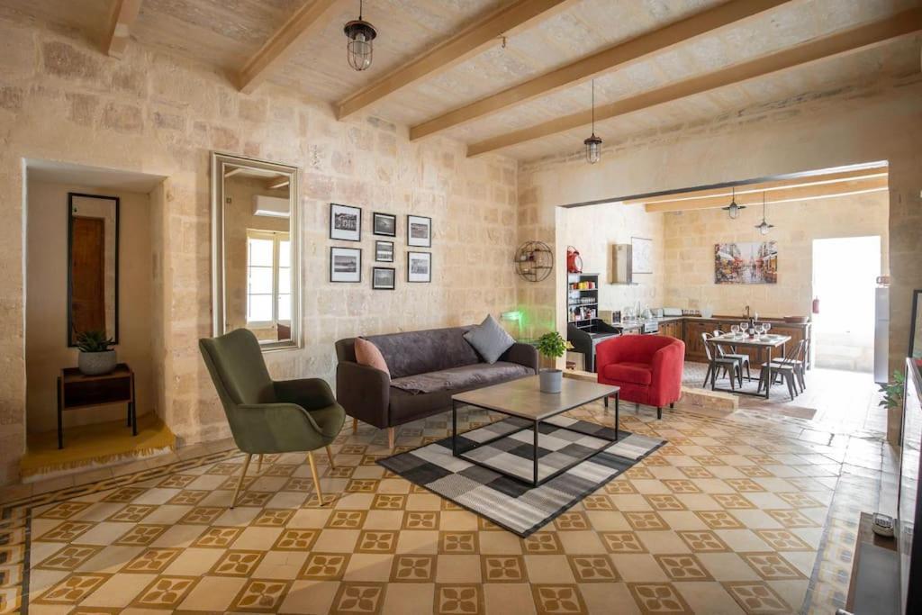 Apartman Chic, Stylish & Spacious Flat In *