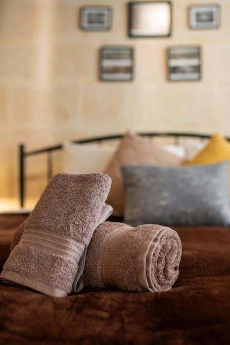 Chic, Stylish & Spacious Flat In Apartman