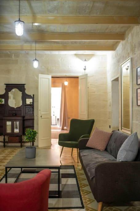 Chic, Stylish & Spacious Flat In Apartman *