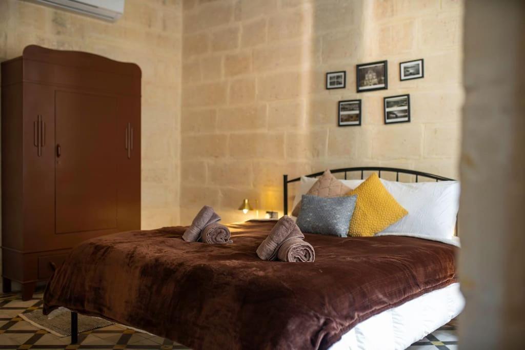 Chic, Stylish & Spacious Flat In *