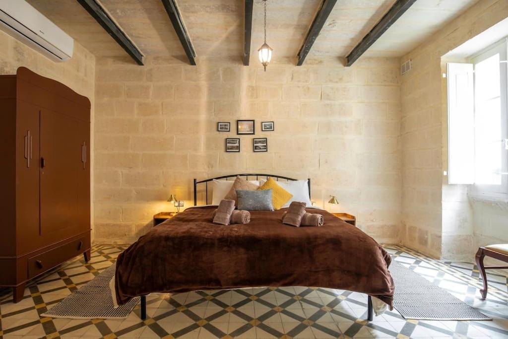 Chic, Stylish & Spacious Flat In