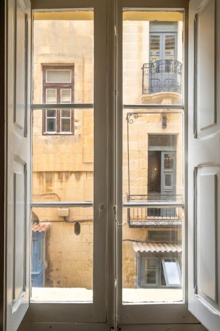 Chic, Stylish & Spacious Flat In