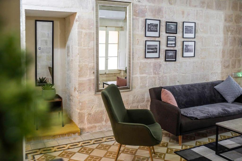 Chic, Stylish & Spacious Flat In *