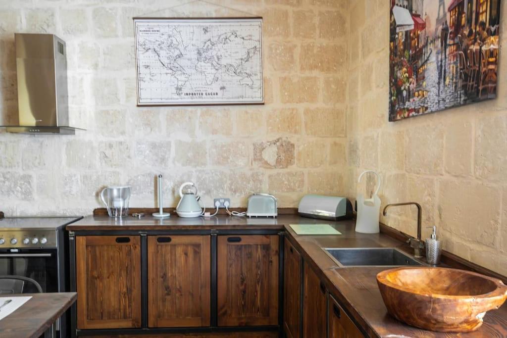 Chic, Stylish & Spacious Flat In Apartman